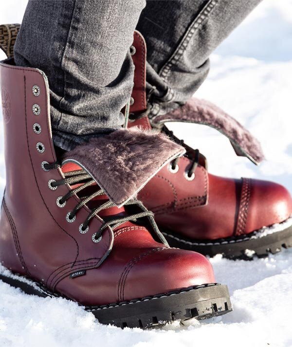 Botas Steel 10 Ojales Burdeos Aislados